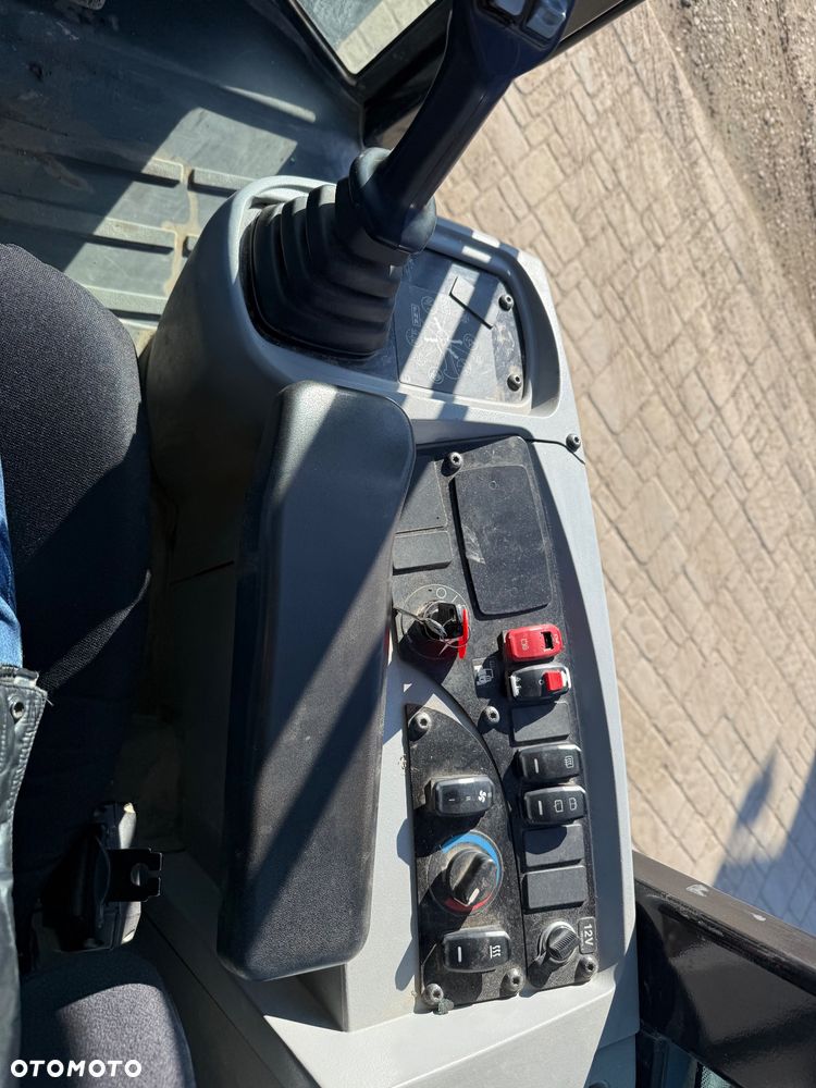 Caterpillar 908M - 13