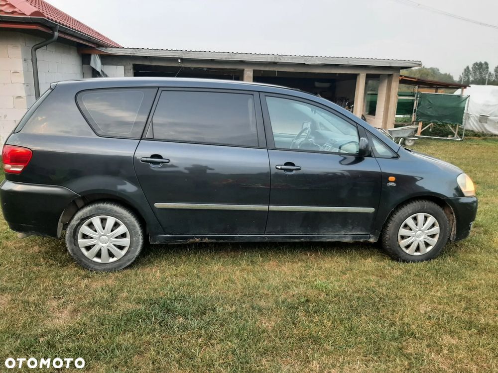 Toyota Avensis Verso 2.0 D-4D - 5