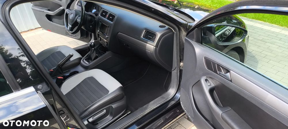 Volkswagen Jetta 2.0 TDI Highline - 14
