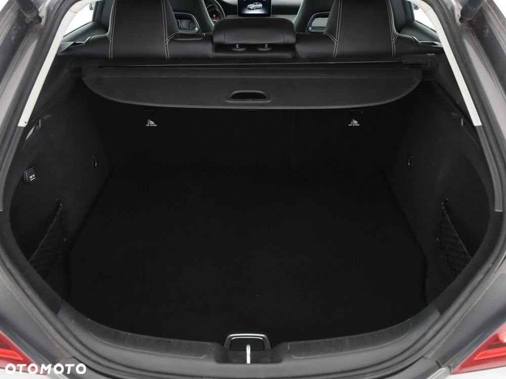 Mercedes-Benz CLA 180 Urban - 21