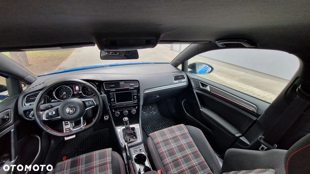 Volkswagen Golf - 32