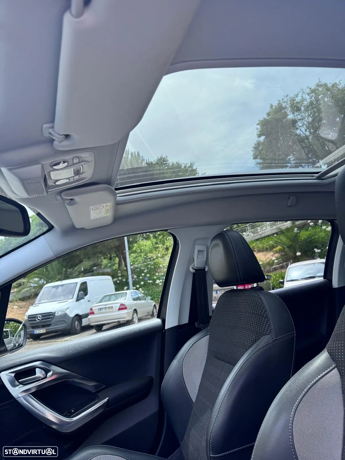 Peugeot 2008 1.2 PureTech Allure EAT6 - 17