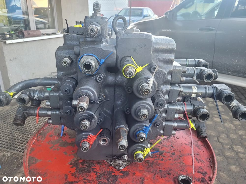 VOLVO EC240 części rozdzielacz - 5