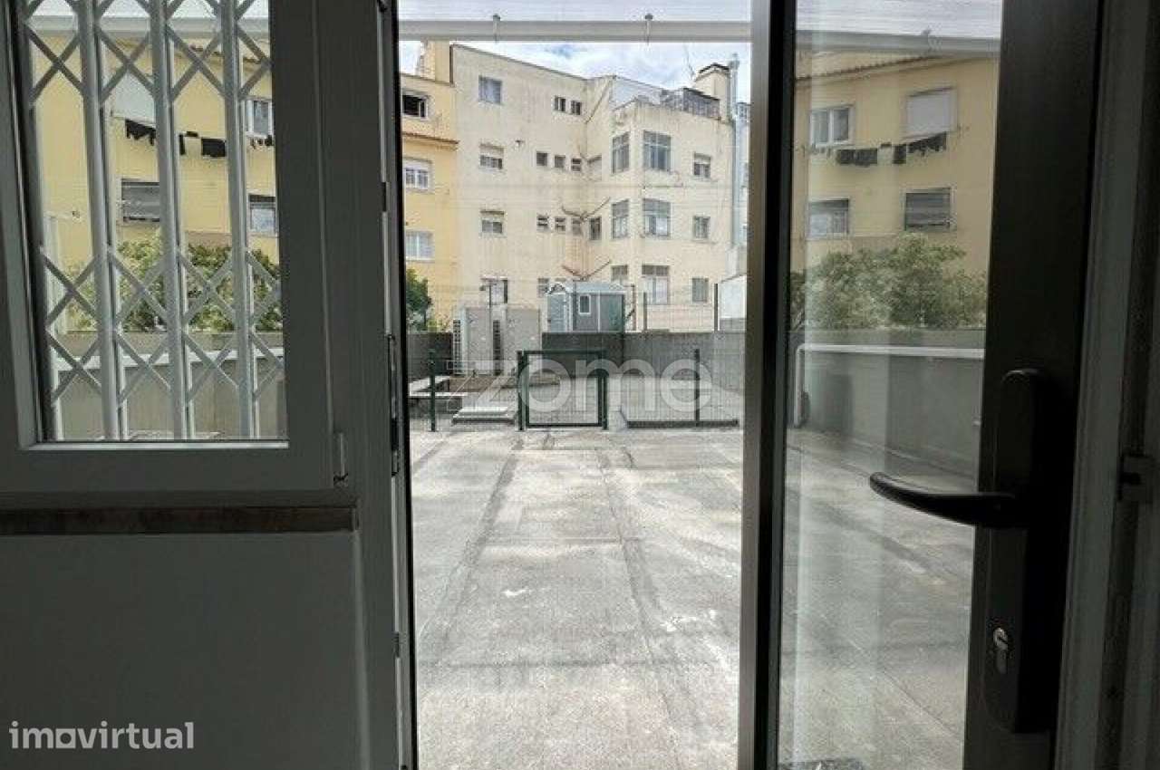 T3 Renovado com Terraço de 60 m² e Elevador | Centro de Almada - Grande imagem: 3/47