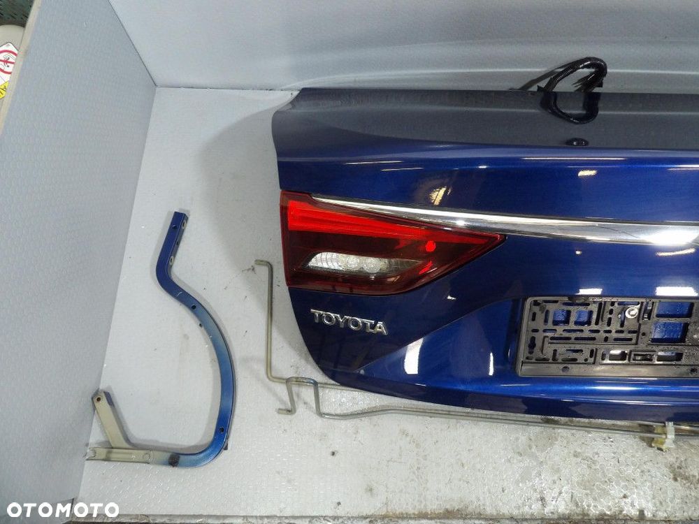 TOYOTA AVENSIS T27 LIFT SEDAN TYLNA KLAPA 8T5 - 2