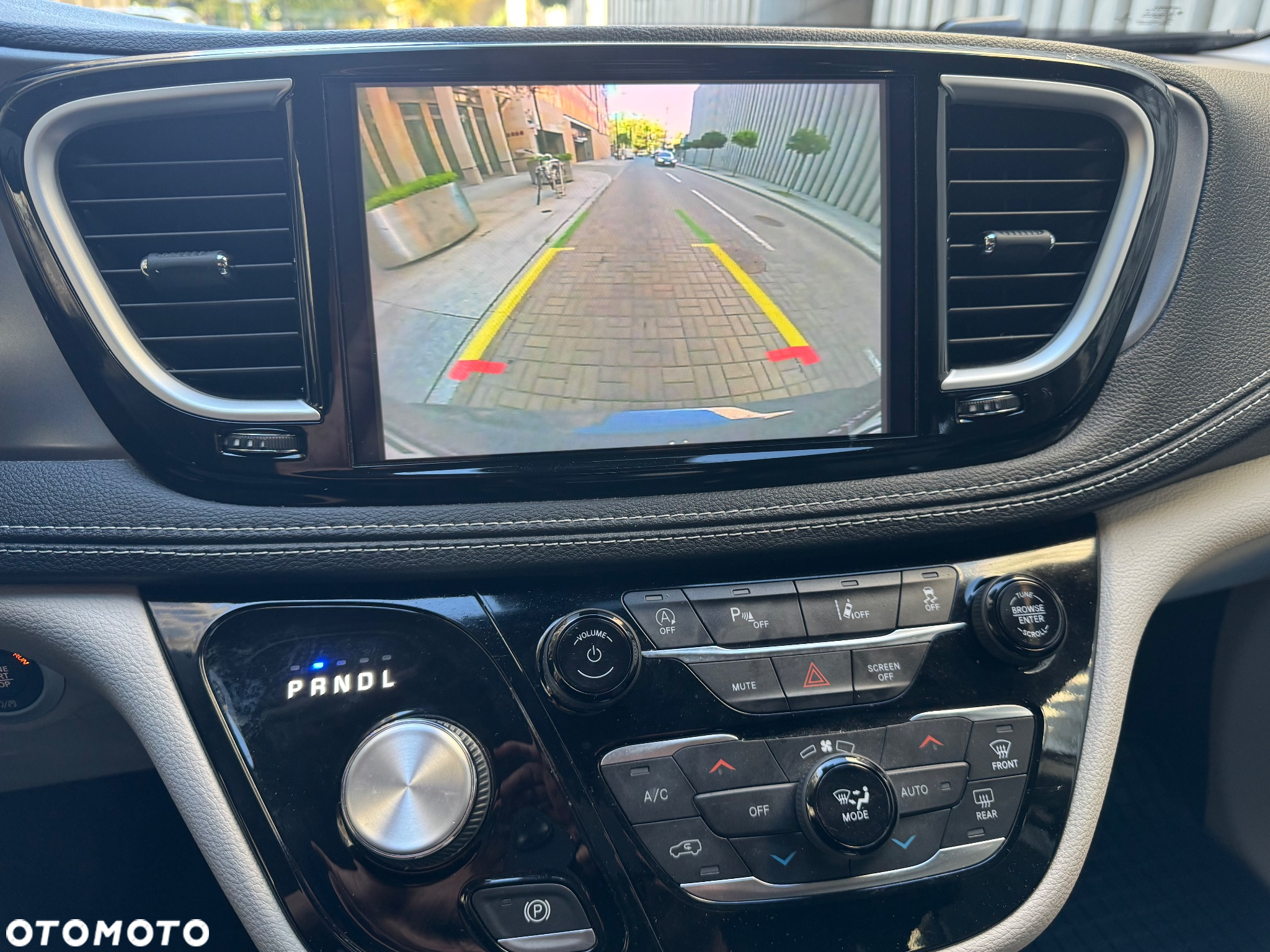 Chrysler Pacifica - 30