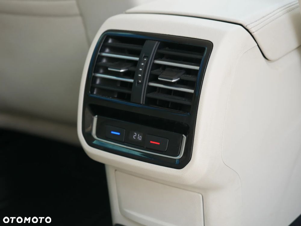 Volkswagen Passat Variant 2.0 TDI SCR DSG Highline - 26