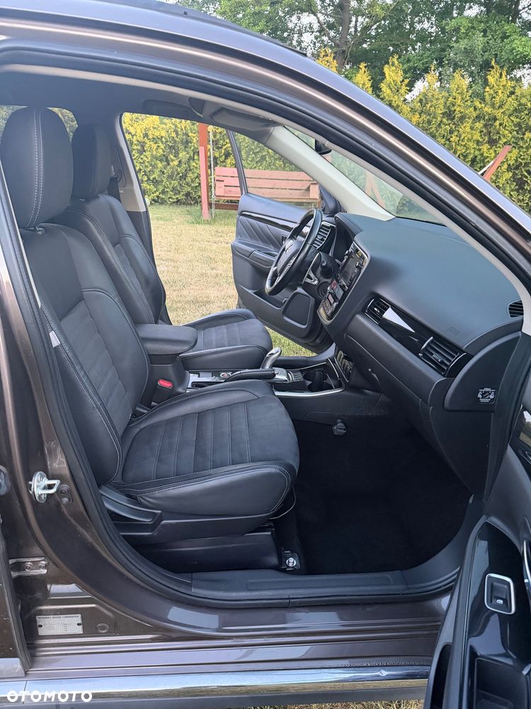 Mitsubishi Outlander Instyle NAVI + - 27