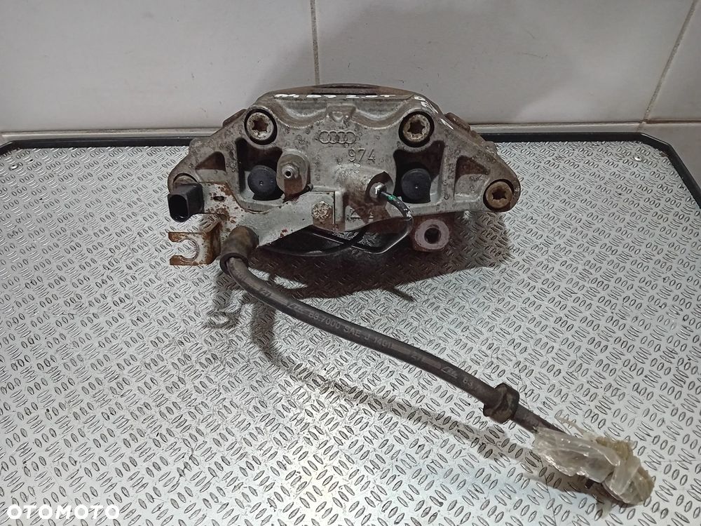 zacisk hamulcowy prawy przód  Audi A4 B7 2.0 TFSI 2007 - 3