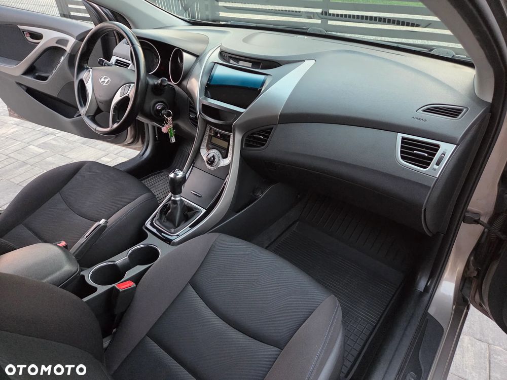 Hyundai Elantra 1.6 Comfort - 22