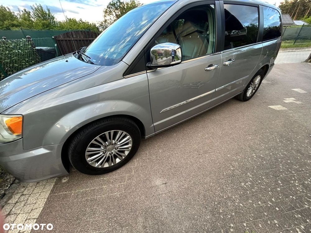 Chrysler Town & Country 3.6 Limited - 12