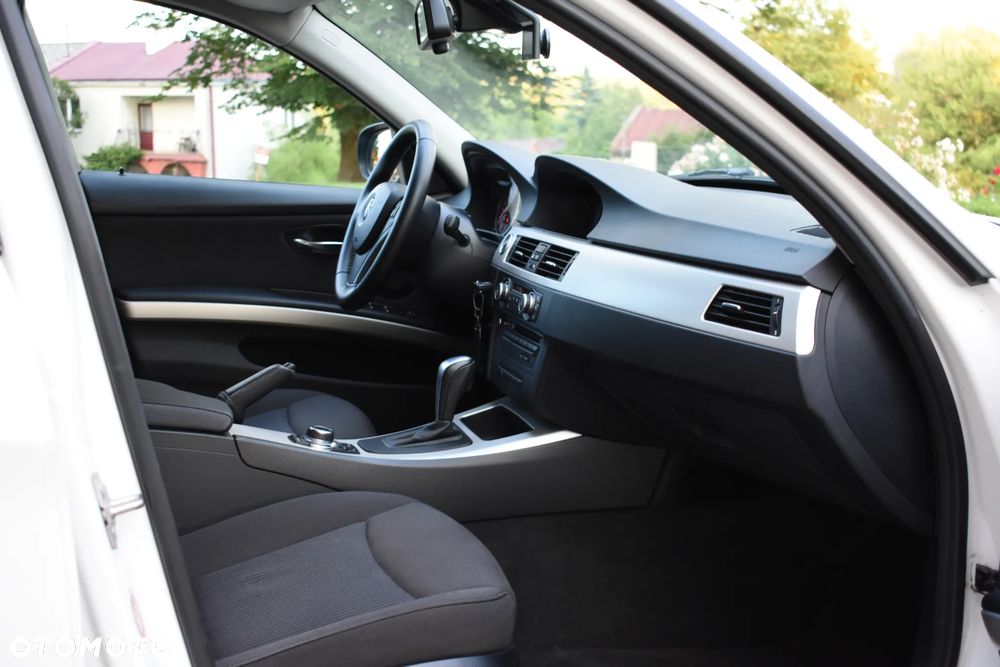 BMW Seria 3 318d - 23