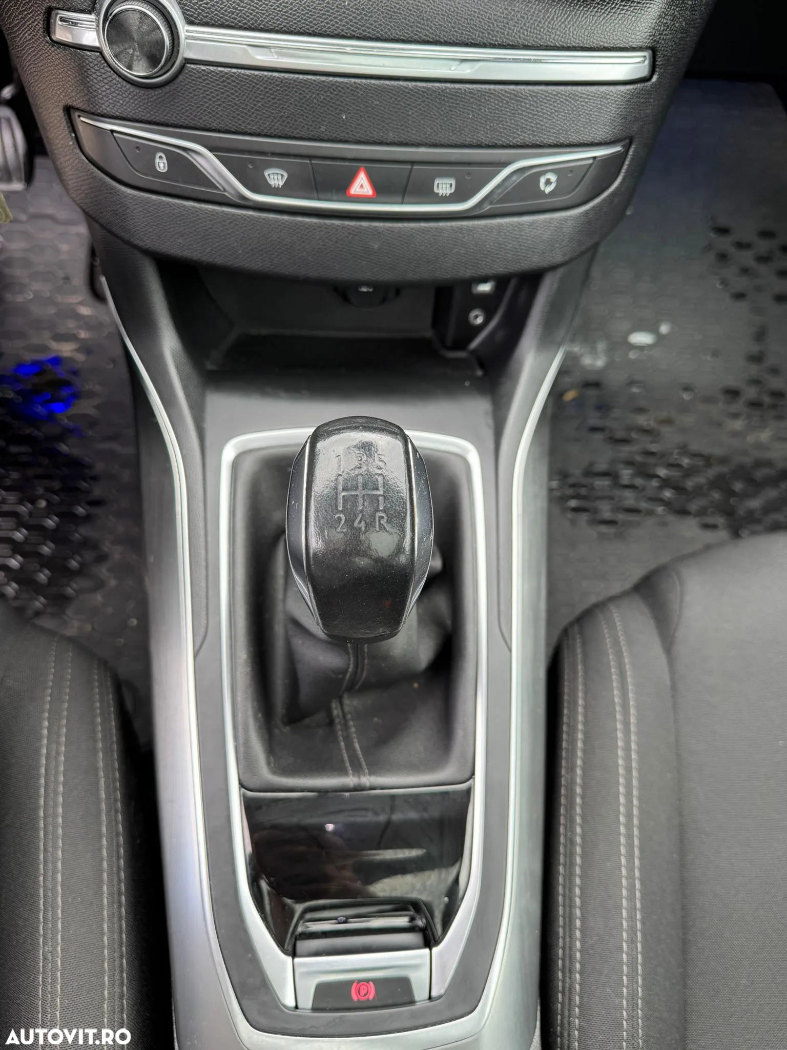 Peugeot 308 1.2 L PureTech Turbo Allure - 12