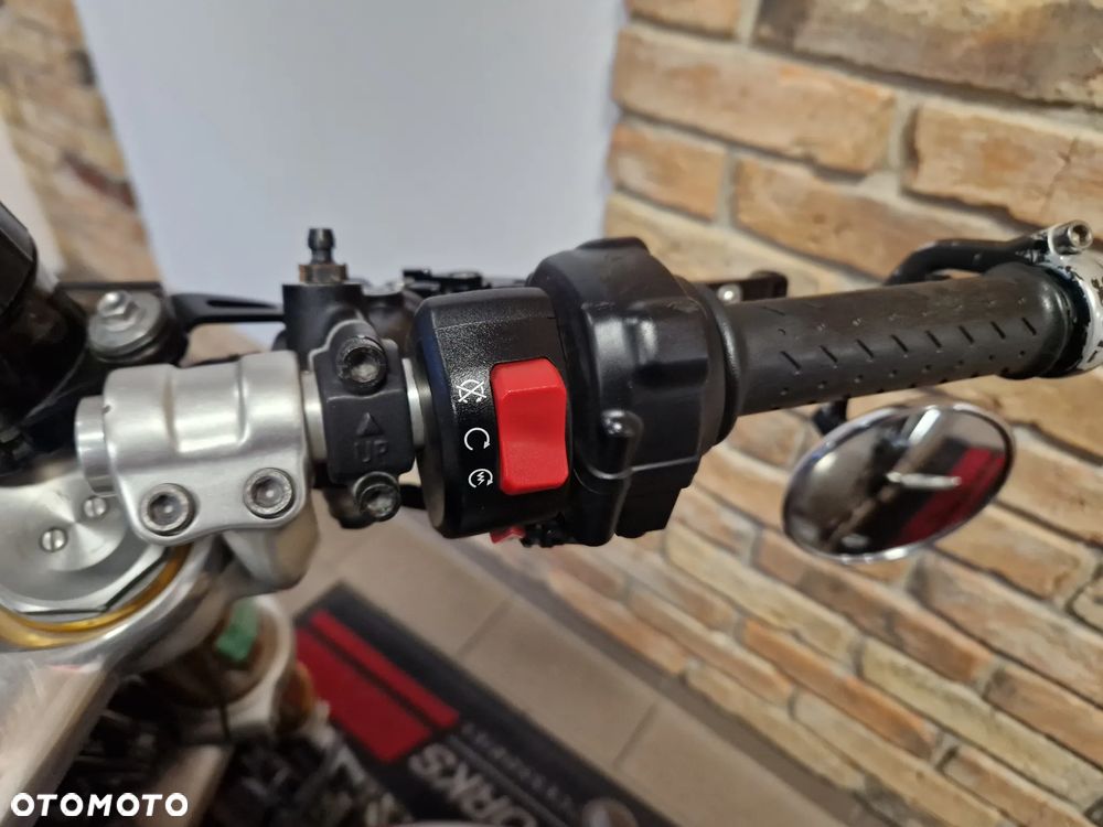 Triumph Thruxton - 24