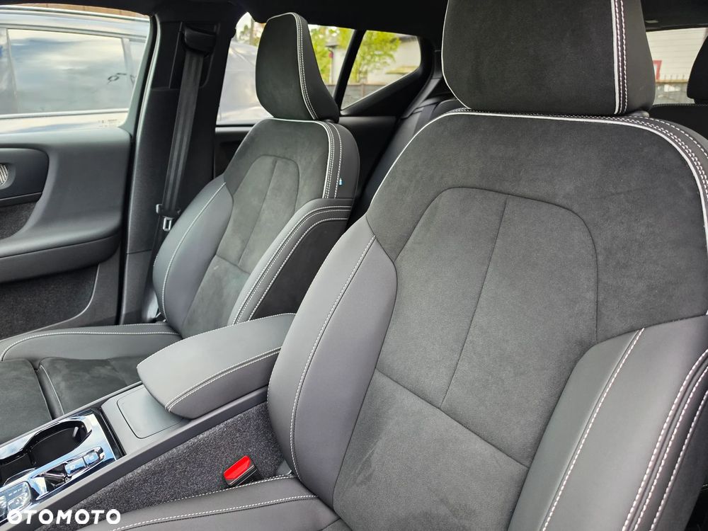 Volvo XC 40 B4 B DKG Ultra Black Edition - 19