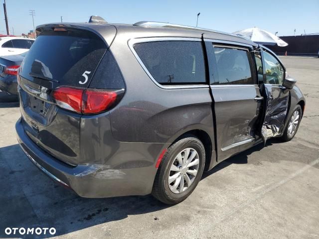 Chrysler Pacifica - 3