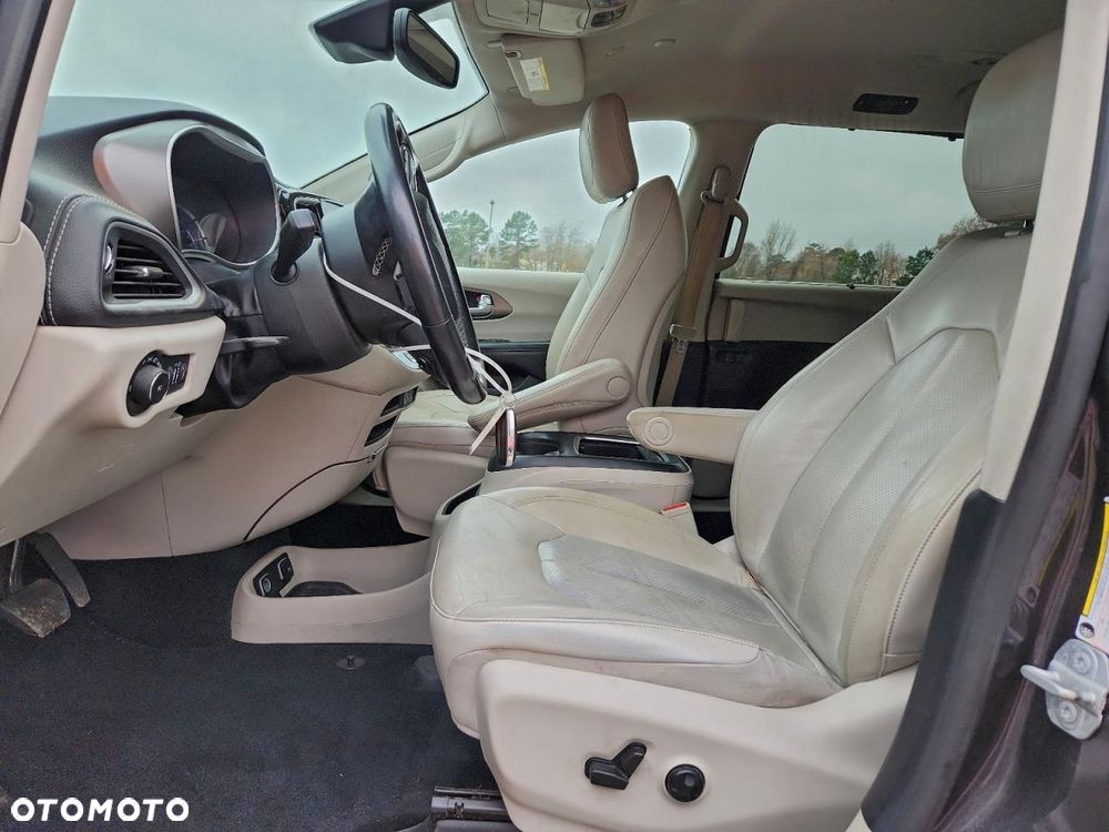 Chrysler Pacifica - 8