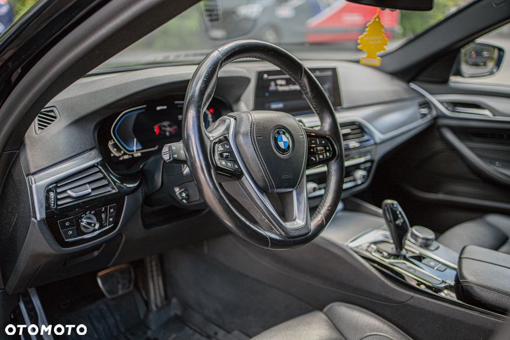 BMW Seria 5 530e xDrive M Sport sport - 9