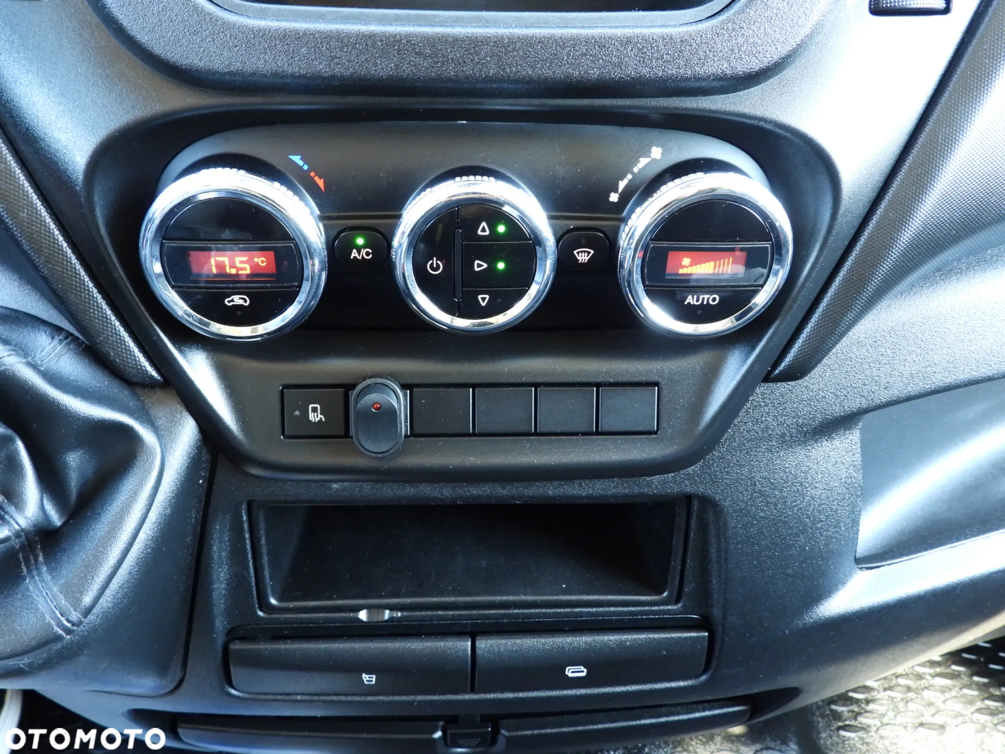 Iveco DAILY 35C17 FURGON BRYGADÓWKA 6 MIEJSC TEMPOMAT BLIŹNIACZE KOŁA KLIMATYZACJA 170KM [ 009678 ] - 35
