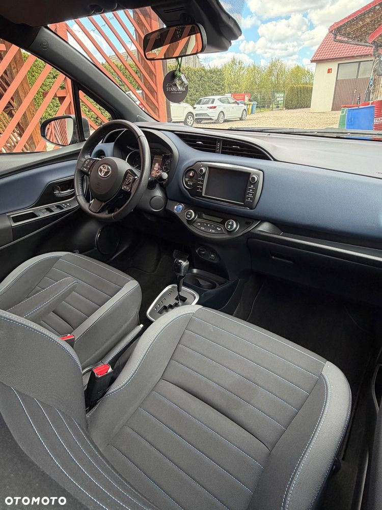 Toyota Yaris Hybrid 100 Selection - 22