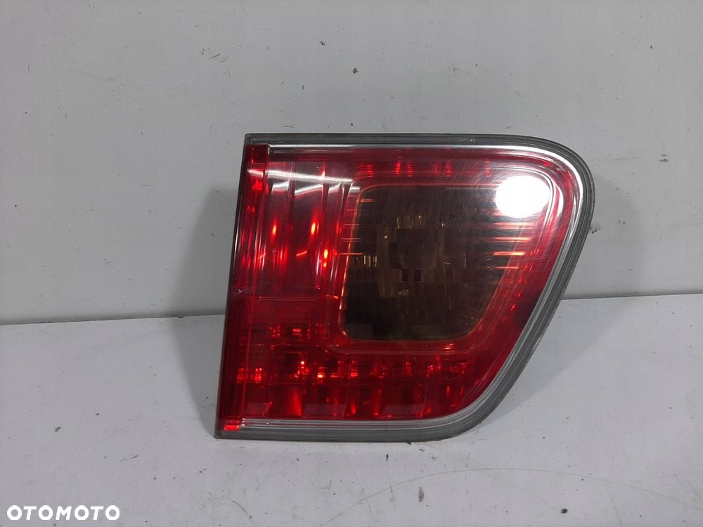 TOYOTA AVENSIS T27 KOMBI 09R LAMPA W KLAPE PRAWA TYL