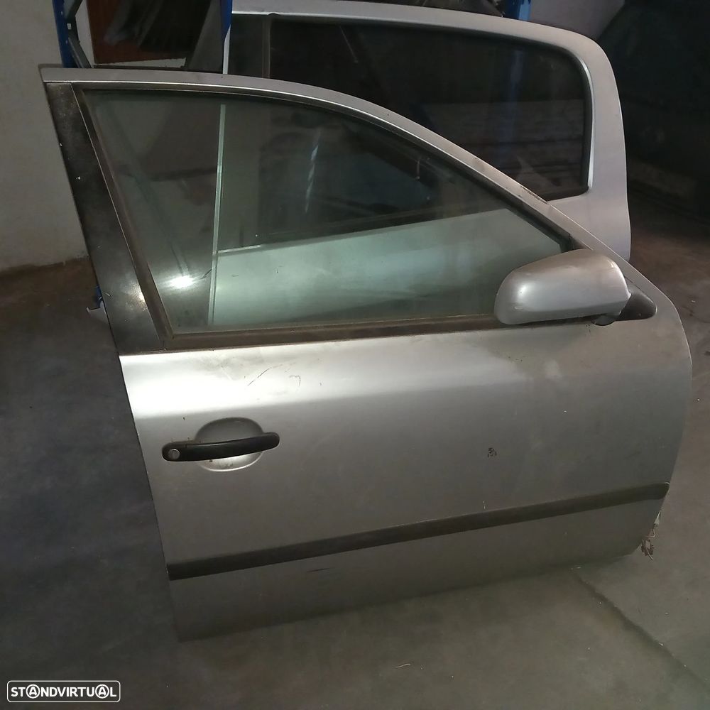 Porta frente lado passageiro skoda octavia ano 2000 - 1