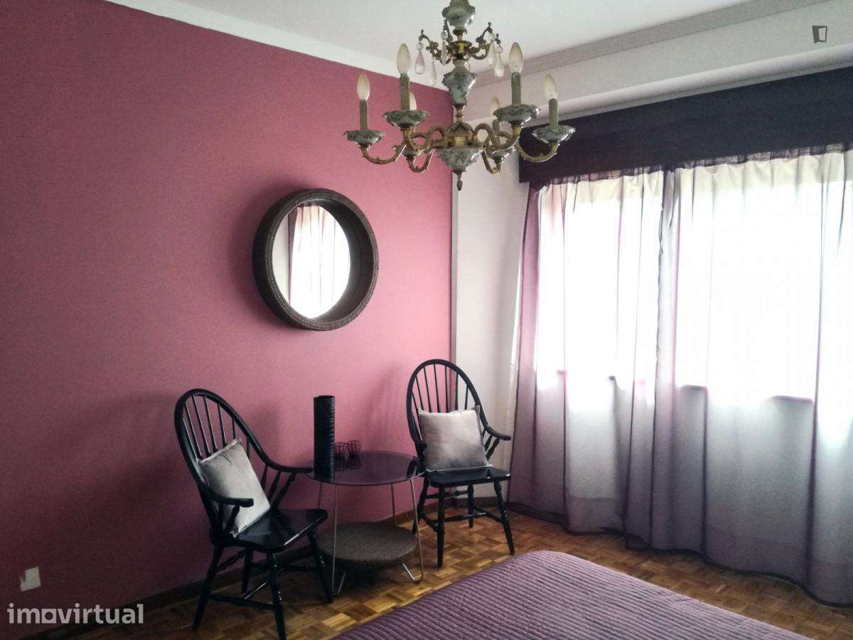 Quarto - localizado em Lordelo do Ouro Porto - Grande imagem: 4/27