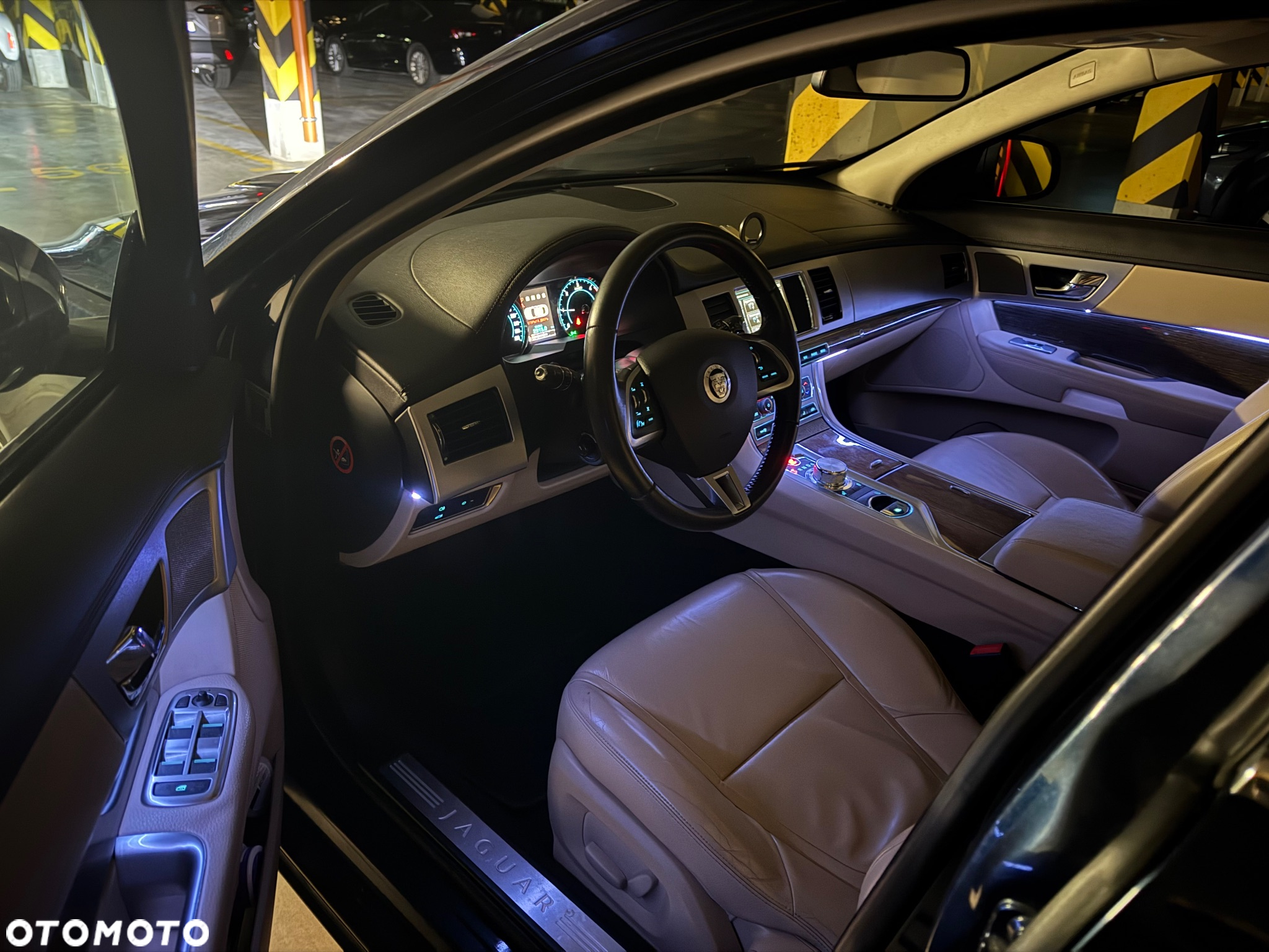 Jaguar XF 2.2 D Premium Luxury - 37