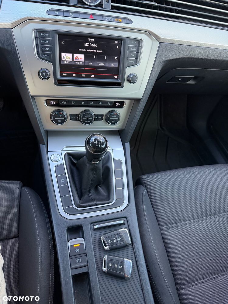 Volkswagen Passat 1.6 TDI (BlueMotion Technology) Comfortline - 24