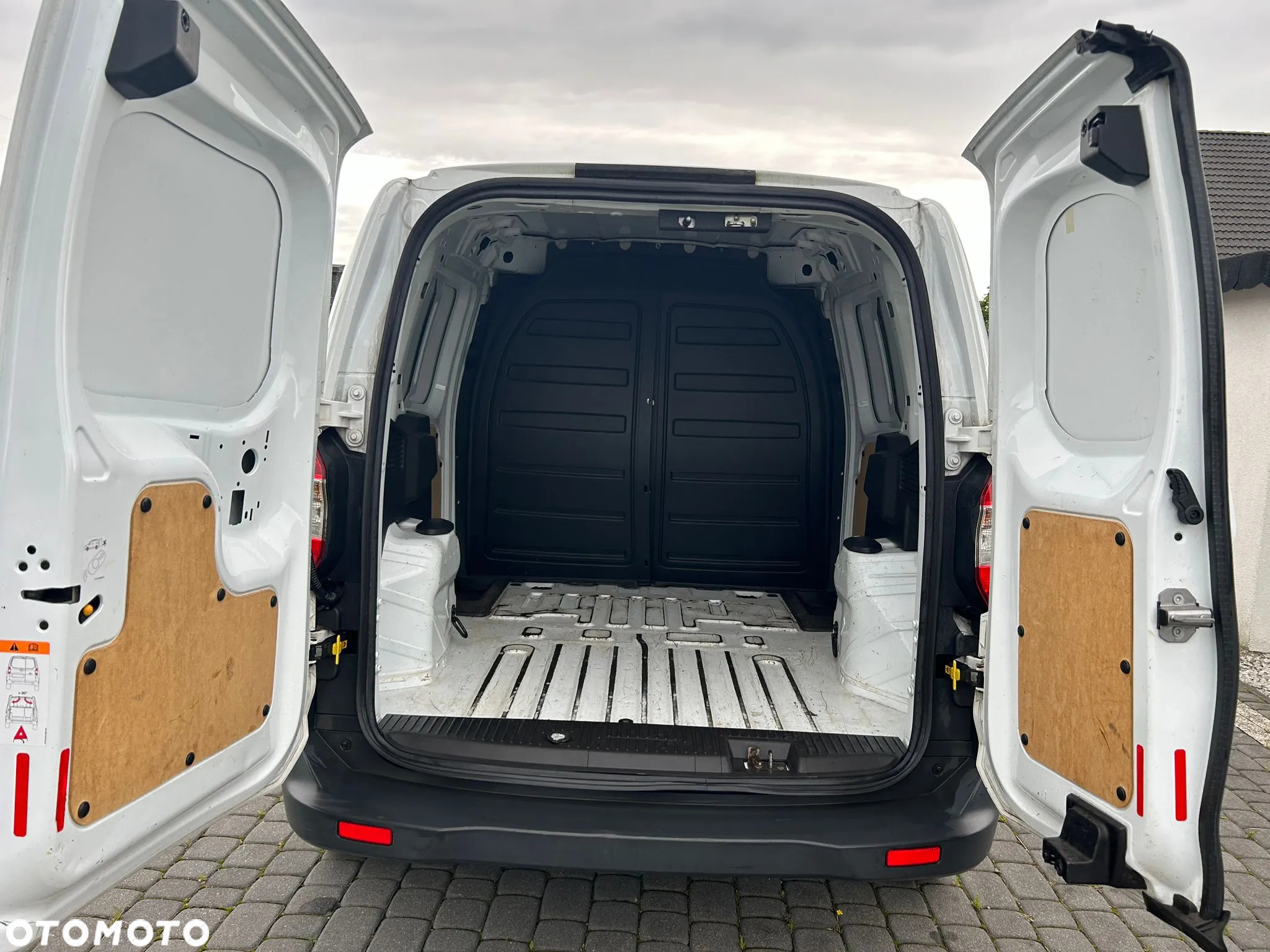 Ford Transit Courier - 12
