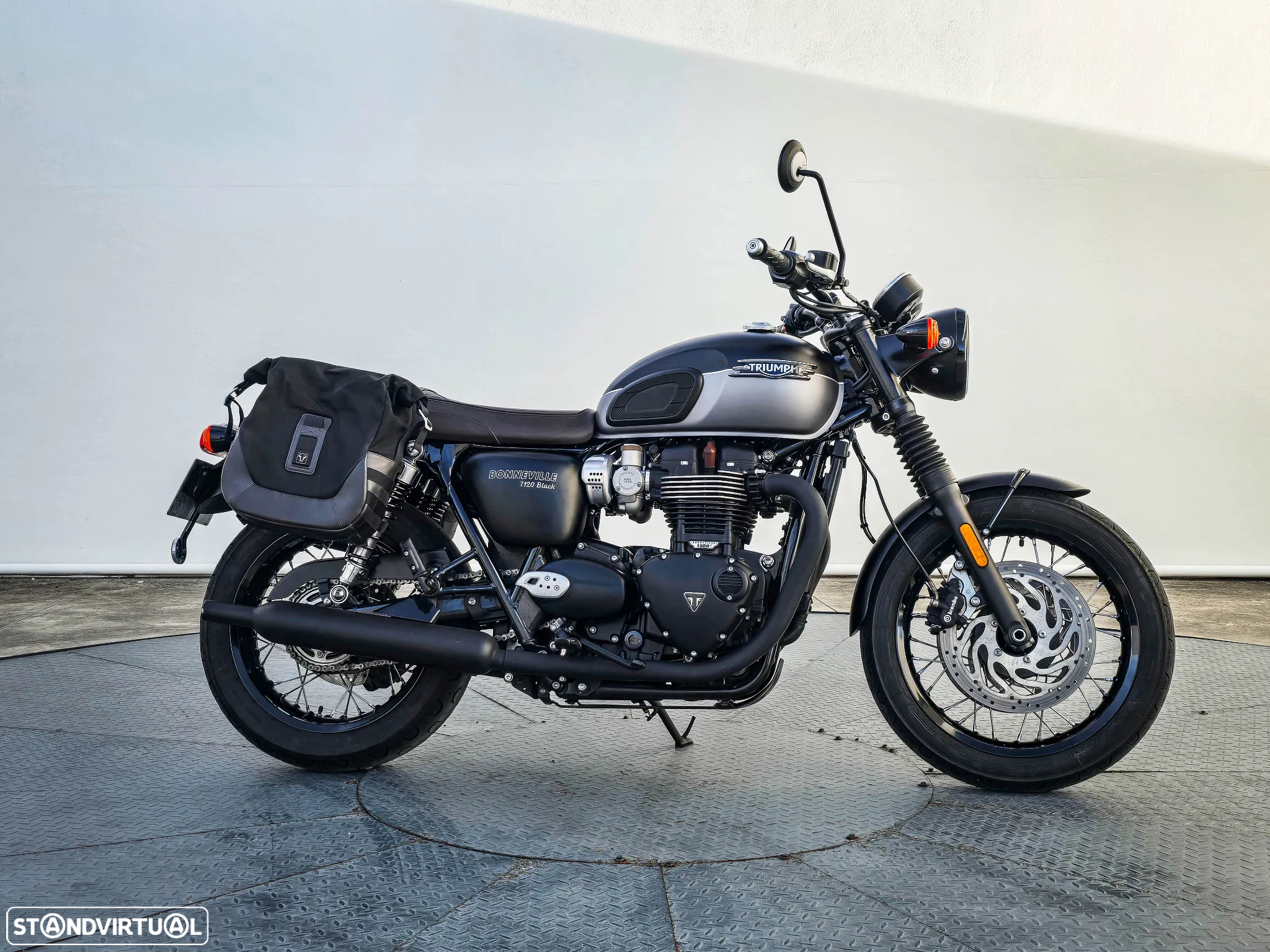 Triumph Bonneville T120 Black - 4