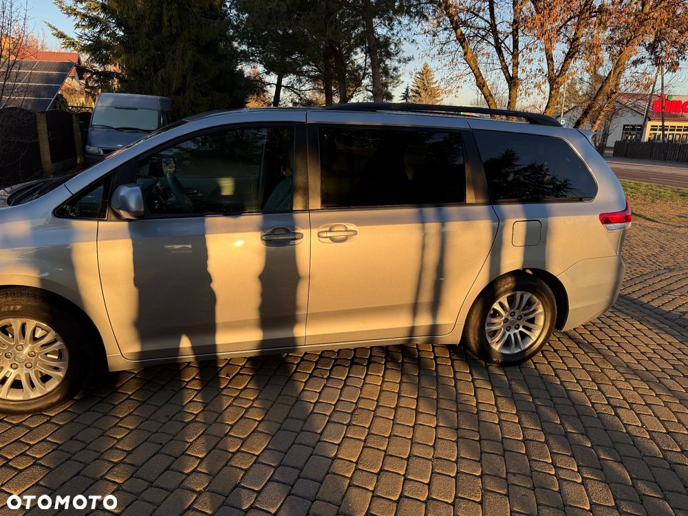 Toyota Sienna - 3