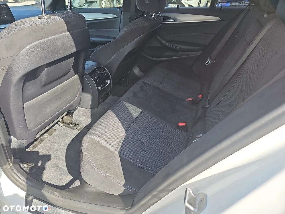 BMW Seria 5 520d xDrive - 24