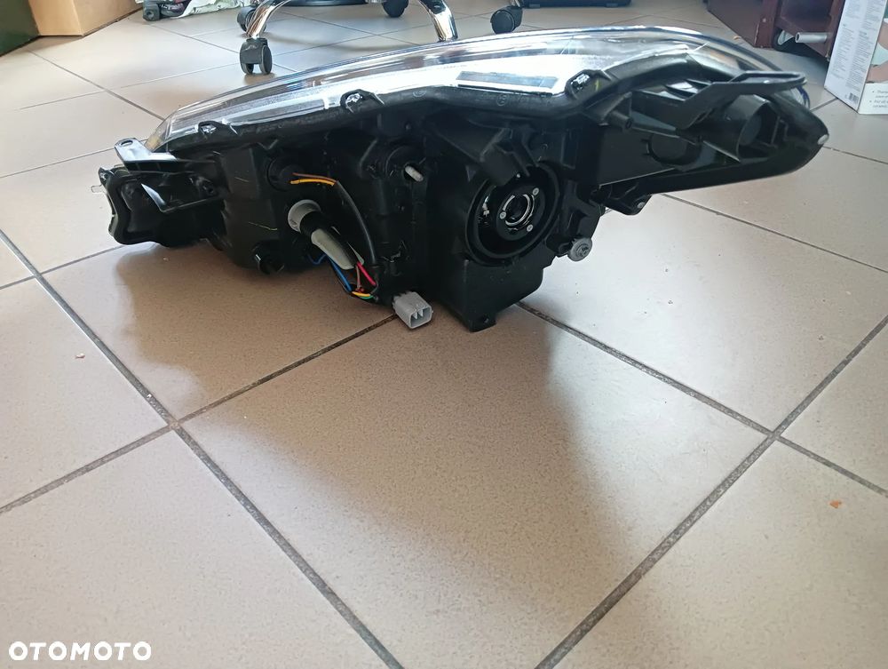 Toyota Yaris III 2014-2017 lift prawa lampa reflektor EUROPA - 2