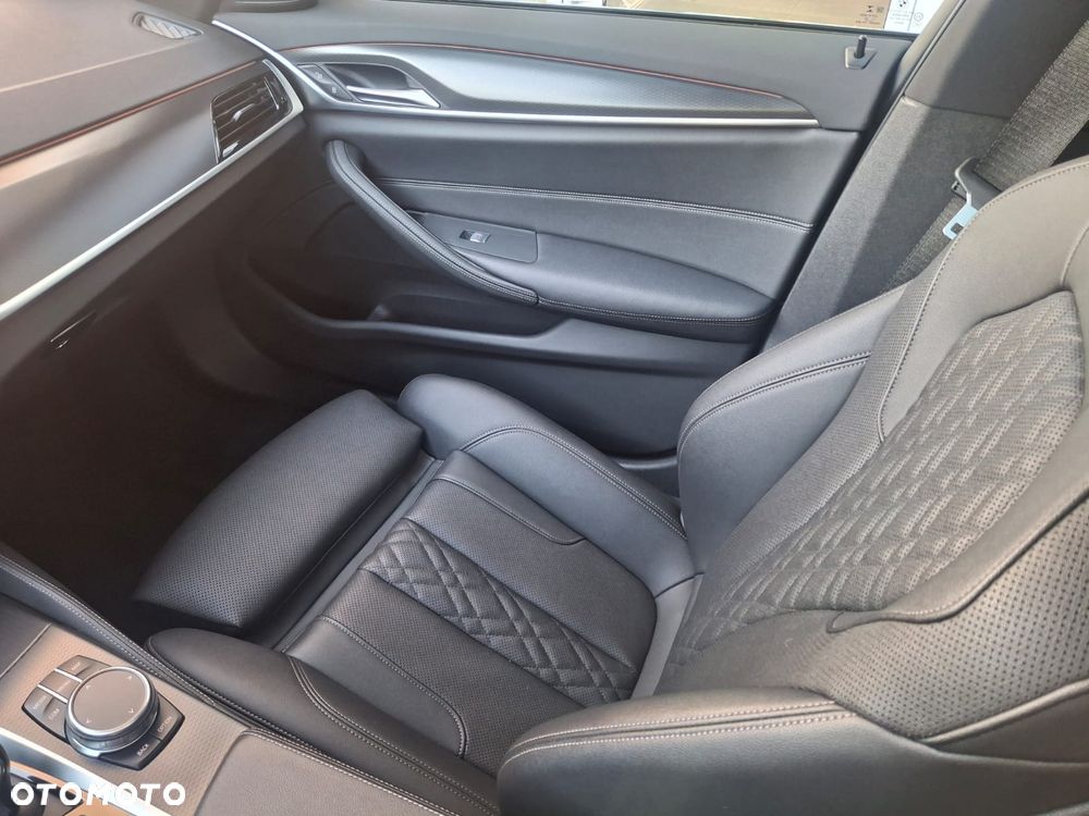 BMW Seria 5 520d M Sport - 14