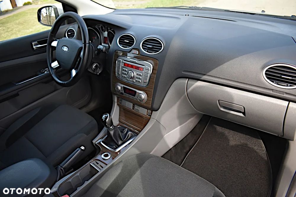 Ford Focus 2.0 16V Ghia - 28