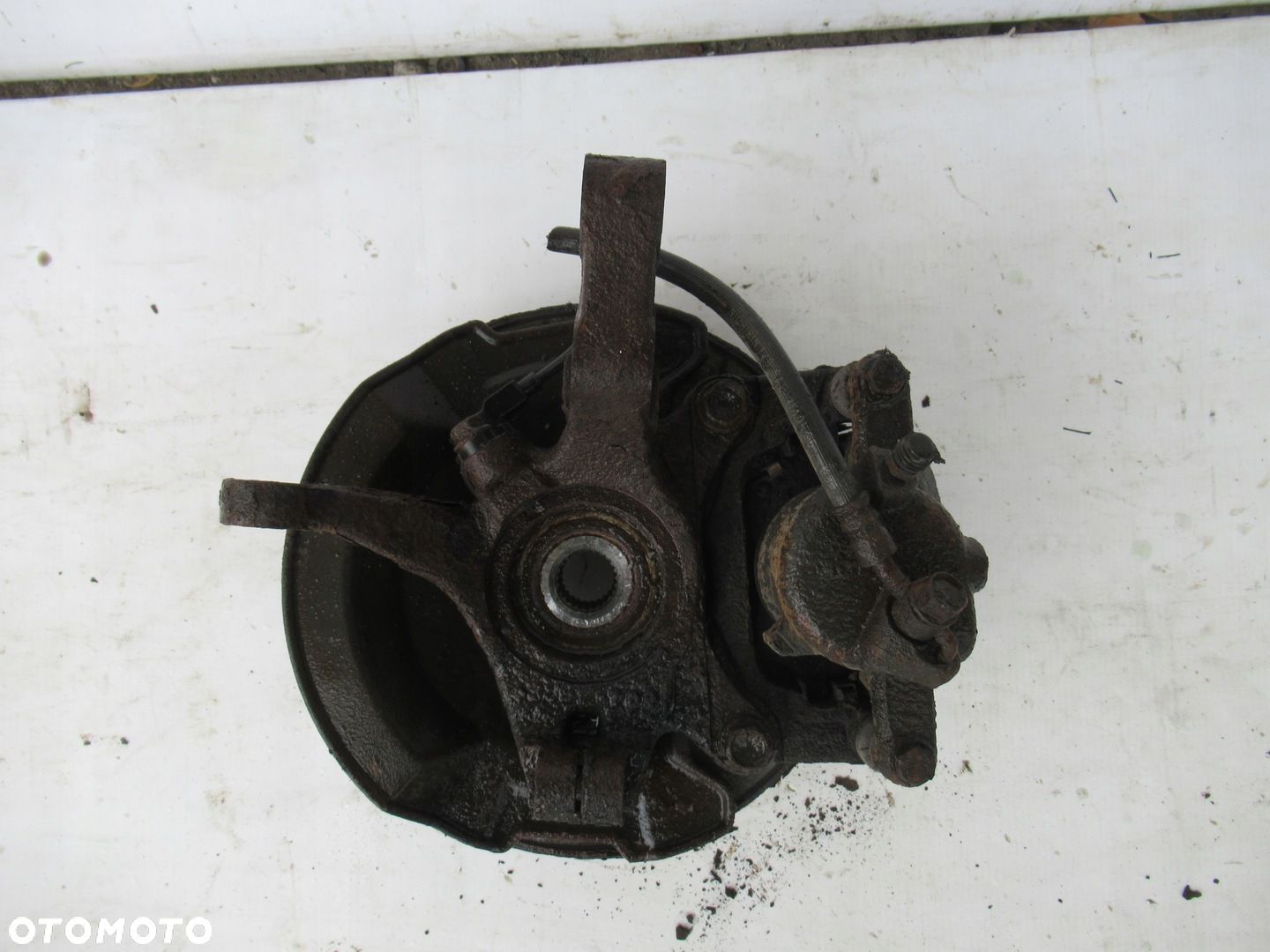 Zwrotnica lewa SUZUKI SWIFT 1.3 16V MK6 4x4 - 1