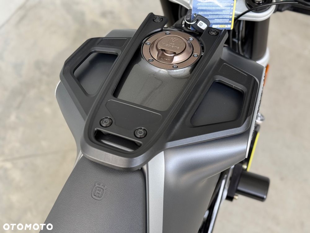 Husqvarna Svartpilen - 20