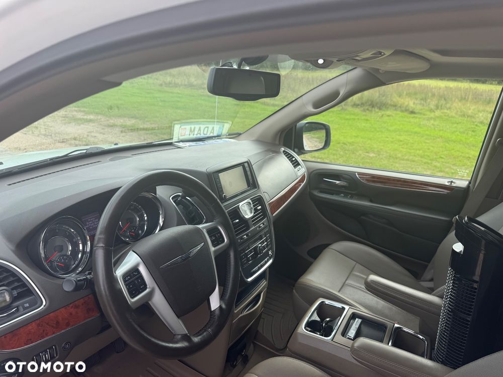 Chrysler Town & Country - 15