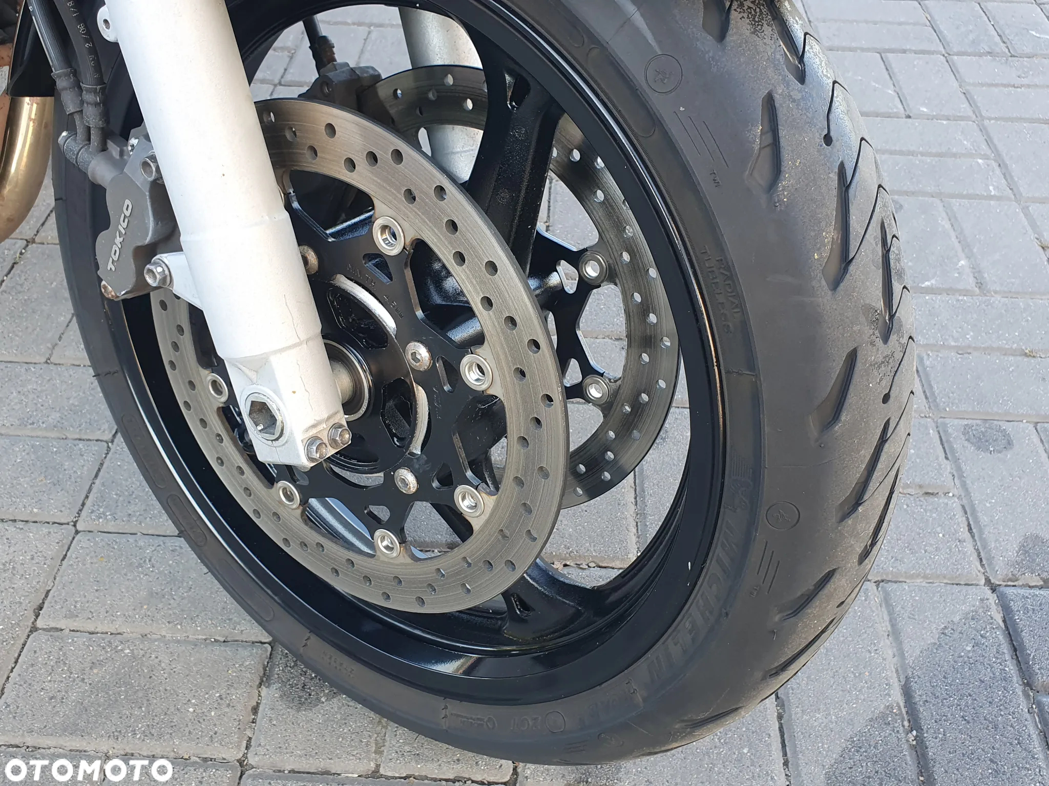 Suzuki GSR - 13