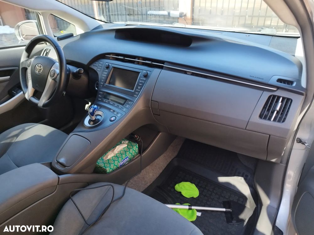 Toyota Prius (Hybrid) Executive - 9