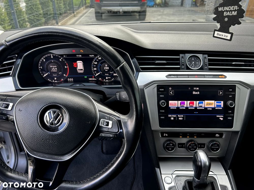 Volkswagen Passat - 12