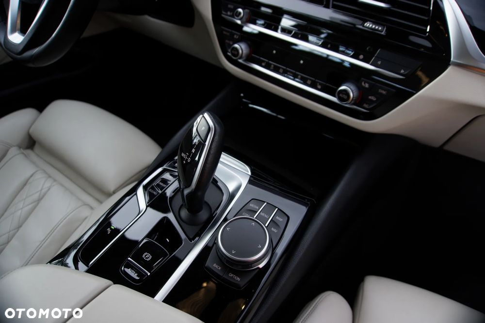 BMW Seria 5 520d xDrive - 15