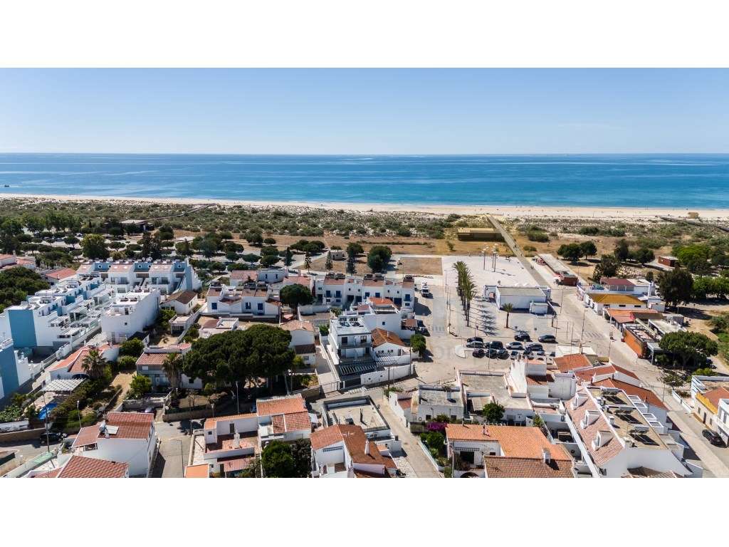 Moradia T3 Totalmente Renovada a Apenas 500 Metros da Praia da Mant...