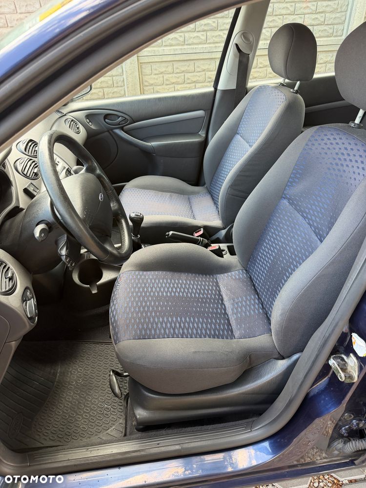 Ford Focus 1.8 Futura - 10