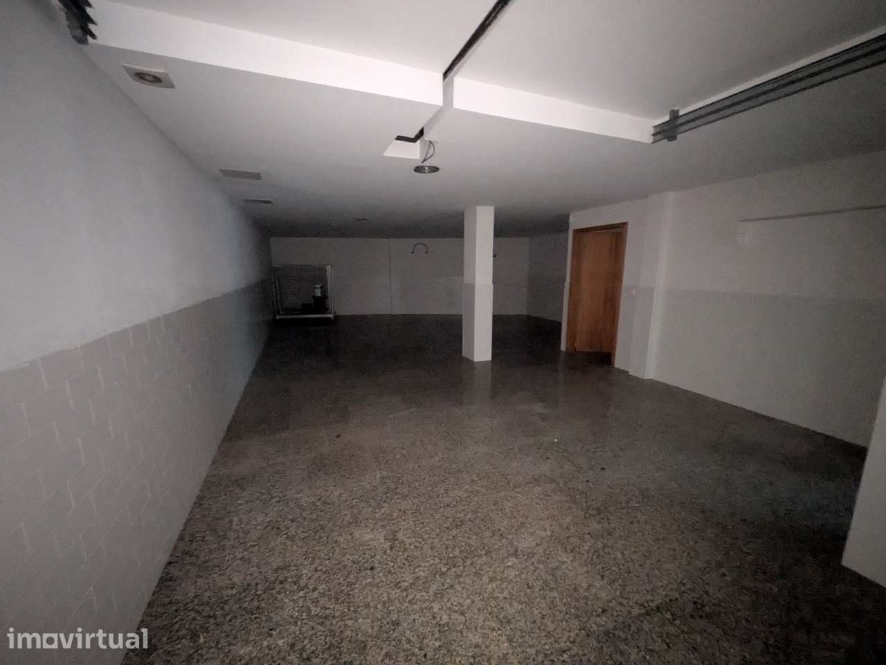 Moradia T5 geminada com jardim e garagem - Grande imagem: 2/27