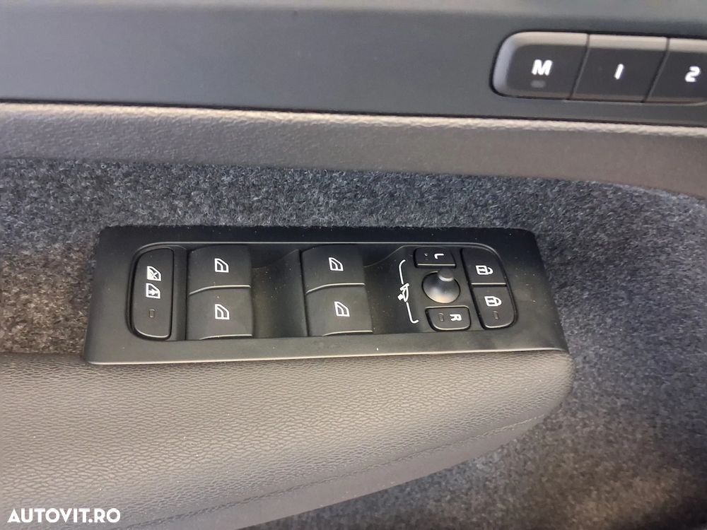 Volvo XC 40 B4 AT FWD MHEV Ultra Dark - 13