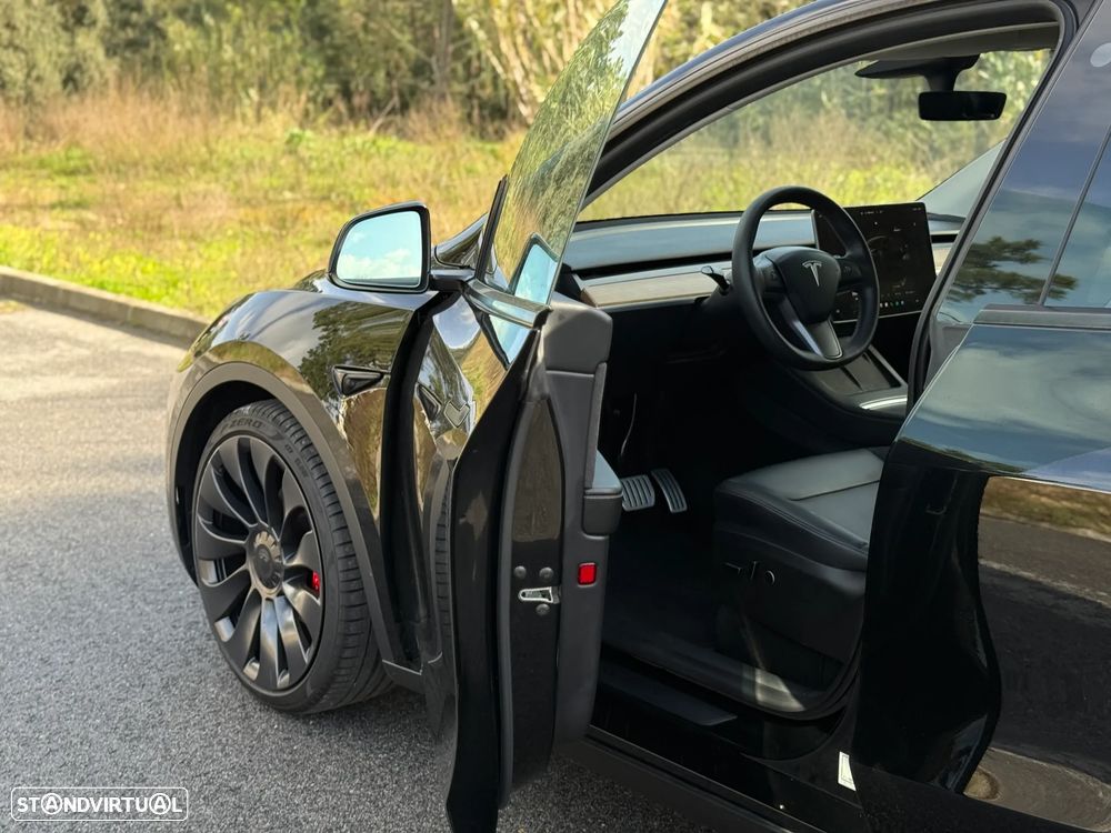 Tesla Model Y Performance Dual Motor AWD - 13