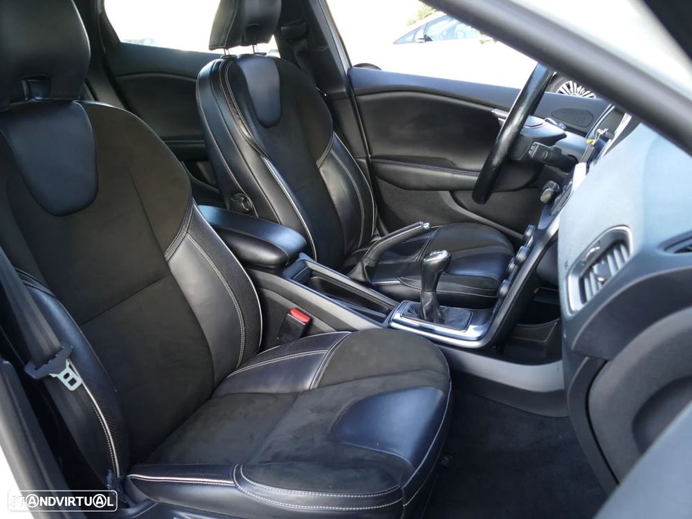 Volvo V40 2.0 D2 R-Design - 23