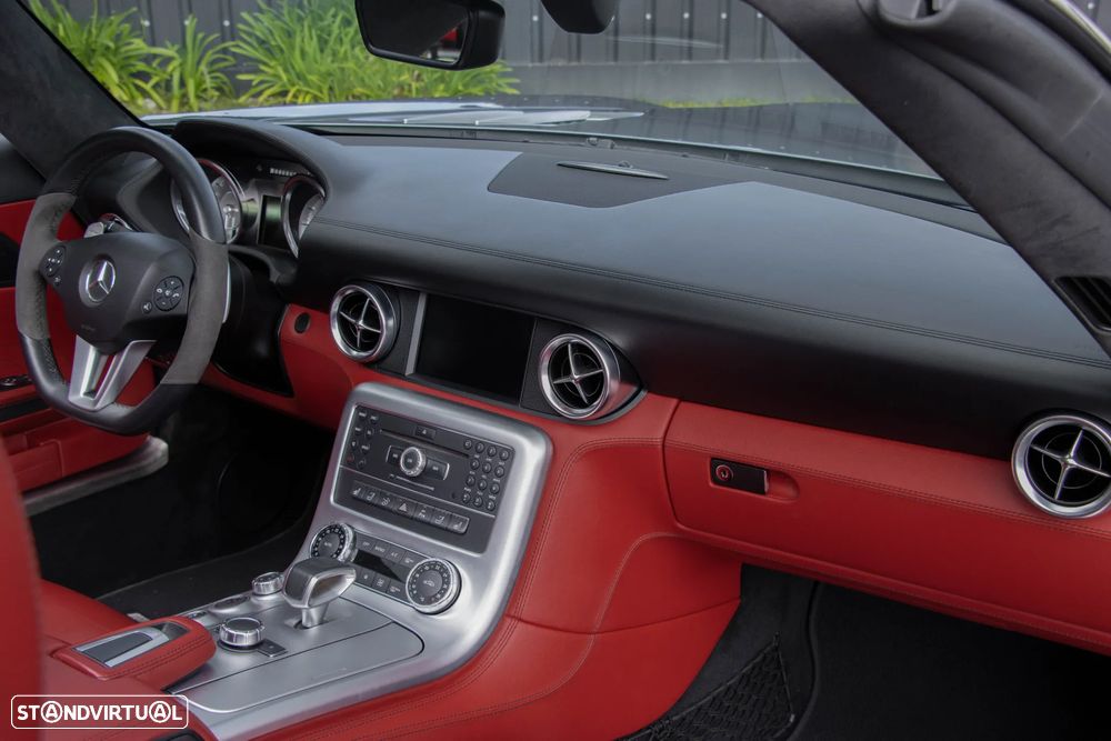 Mercedes-Benz SLS 63 AMG Roadster - 43